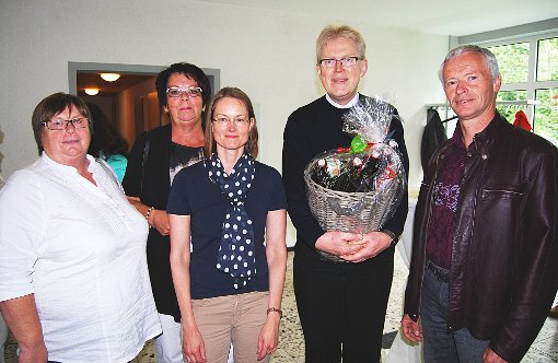 Die besten Wünsche aus Winterlingen und Straßberg begleiten Pfarrer Erdmannsdörfer (Zweiter von rechts).  Foto: Born Foto: Schwarzwälder-Bote