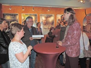 Der Filmemacher  beim Signieren  im Gespräch mit begeisterten Besuchern. Foto: Schwarzwälder-Bote
