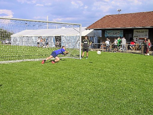 Das Elfmeterturnier in Brittheim  hat   großes Interesse bei Fußballern und Zuschauern gefunden.  Foto: May Foto: Schwarzwälder-Bote