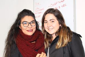 Maria Campos Ontiveros (links) und Elizabeth Kelly gehören zu Up with People.   Foto: Simon Foto: Schwarzwälder-Bote
