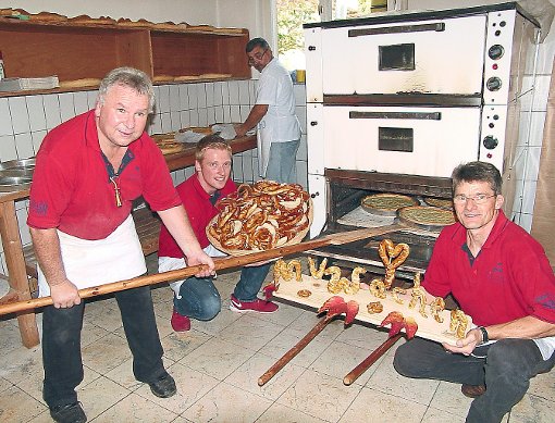 Frisch aus dem Ofen fanden die schwäbischen Spezialitäten beim Bachkuchefescht reißenden Absatz.  Foto: Maute Foto: Schwarzwälder-Bote