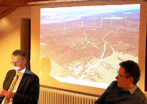 Kämmerer Jürgen Gall (rechts) zeigte eine Collage dessen, wie der Blick auf Dobel künftig aussehen könnte.  Foto: Gegenheimer