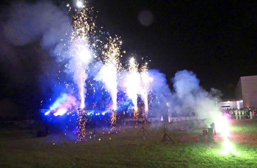Der Höhepunkt des Höfener Sommerfests waren das Feuerwerk und die musiksynchrone Licht- und Feuerwerks-Show am späten Freitagabend. Foto: Heinz Ziegelbauer