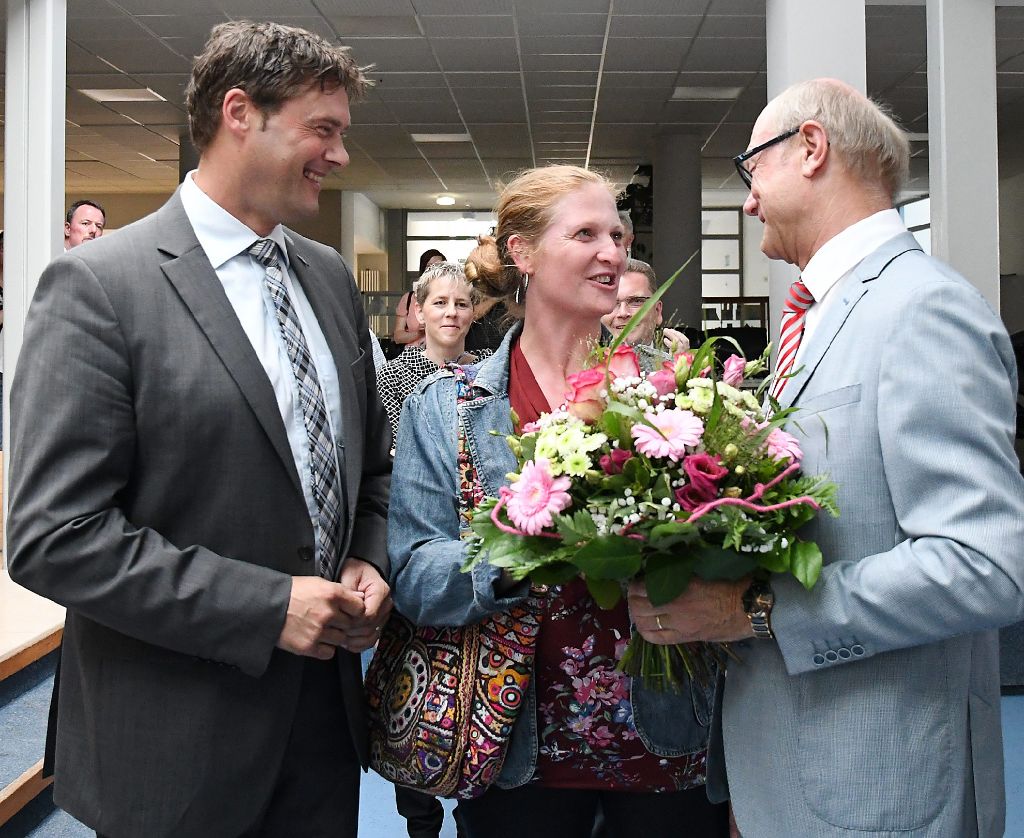 Wolfgang Kronenbitter (rechts) gratuliert Peter und Janet Rosenberger zum Wahlsieg.