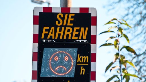Mit einer  „Smiley“-Messanlage will Ortsvorsteher Rainer Jung  gegen die Raser in Neukirch vorgehen. Die Daten könnten  eventuell zu Geschwindigkeitskontrollen führen. Foto: © anjajuli – stock.adobe.com