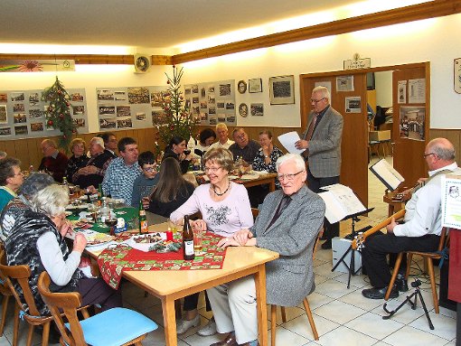 Die donaustädtischen Wohneigentümer bei ihrer Weihnachtsfeier:  Ernst Granzow (stehend) hat wieder das Wort, man lässt es sich gut gehen. Foto: Hahnel Foto: Schwarzwälder-Bote