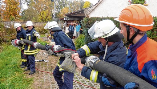 Die Neudinger Feuerwehr holt bei ihrer Herbsthauptprobe Löschwasser aus dem Tössebach.   Foto: Bombardi Foto: Schwarzwälder-Bote