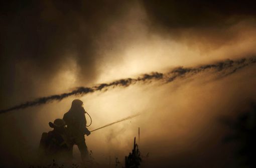 Feuerwehrmänner  beim Brand einer Lagerhalle in Hegnach 2013. Foto: Gottfried Stoppel