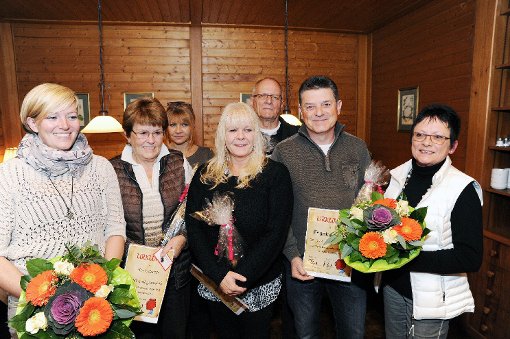 Caroline Sum (links) und Angela Grieß (rechts) ehrten (von links) Karin Carosi, Andrea Uhl, Loni Birkenauer und Wieland Lauble (alle 30 Jahre) sowie Frank Silzer (20 Jahre).  Foto: Gräff