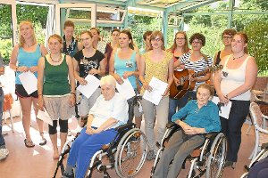Im Pflegeheim Sonnenhalde sangen die Jugendlichen für die Bewohner. Foto: Köncke Foto: Schwarzwälder-Bote