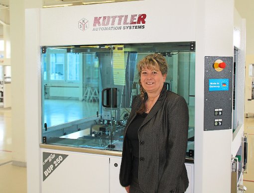Geschäftsführerin Andrea Weniger vor einer endmontierten Maschine: KSL Kuttler gehört nicht mehr zum Suntech-Konzern und will jetzt wieder durchstarten.  Foto: Preuß Foto: Schwarzwälder-Bote