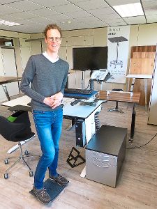 Christof Otte, Leiter für Ergonomie und Gesundheit bei der Rottweiler Firma Office Plus,  auf einem Stehboard vor einem ergonomischen Tisch Foto: Kübler Foto: Schwarzwälder-Bote