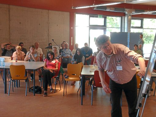 Kommunalberater Udo Wenzel diskutiert mit Jugendlichen und Erwachsenen über neue Möglichkeiten zur besseren Beteiligung an örtlichen Entscheidungen.   Foto: Lenhardt Foto: Schwarzwälder-Bote