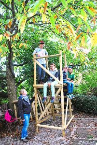 Im Garten der Klassenlehrerin macht das Hochsitz-Projekt mit Schülern der Reuchlin-Förderschule Bad Liebenzell doppelt Spaß. Foto: Fisel Foto: Schwarzwälder-Bote