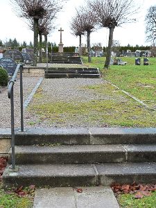 Die Treppen zu den einzelnen Grabfeldterrassen auf dem Friedhof  sollen auf Wunsch des Ortschaftsrates Bittelbronn entfernt und durch einen fest geschotterten Weg ersetzt werden. Foto: Schäfer Foto: Schwarzwälder-Bote