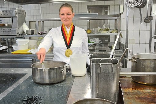 Nina Beck hat die Jugendmeisterschaften des Gastgewerbes im Beruf Koch gewonnen.   Foto: Braun
