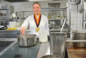 Nina Beck hat die Jugendmeisterschaften des Gastgewerbes im Beruf Koch gewonnen.   Foto: Braun