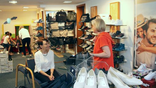 Freundliche Kundengespräche in der angenehmen Atmosphäre des Schuhhauses Schoy. Foto: Jörg Wahl