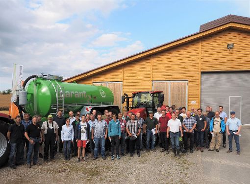 Landwirte kommen auf dem Betrieb der Familie Stern-Fautz in Seedorf zum regionalen Maistag  zusammen. Foto: Hölsch Foto: Schwarzwälder-Bote
