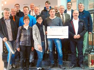 Die Spendenempfänger zusammen mit Bankvorstand Helmut Haberstroh (Mitte). Foto: Haberstroh Foto: Schwarzwälder-Bote