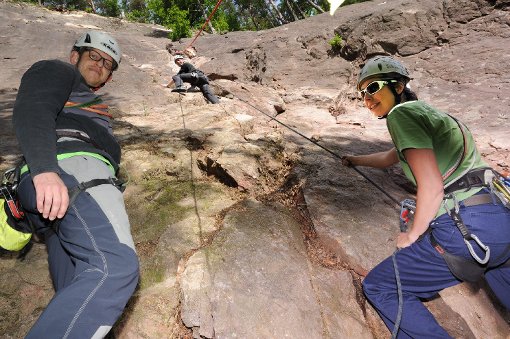 Michael Rehm (links) und Lisa Kopas beobachten und sichern Volontär Florian vom Fuße des Felsen. Beide klettern bereits seit vielen Jahren, vornehmlich zusammen. Foto: Gräff