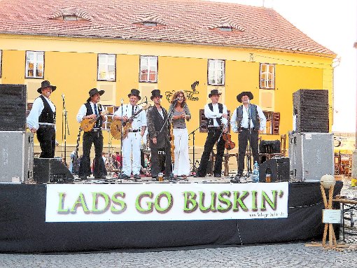 Die Band Lads Go Buskin bei einer musikalischen Lesung vor der Gesellenherberge Casa Calfelor in Sibiu/Hermannstadt.  Foto: Band Foto: Schwarzwälder-Bote
