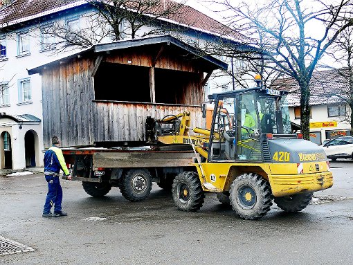 Mit einem Radlader werden die Holzhäuschen vom Lastwagen abgeladen. Foto: Visel Foto: Schwarzwälder-Bote
