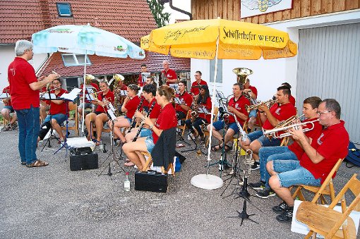 Der Musikverein kommt mit seinem Programm beim Platzkonzert gut an. Foto: Vögele Foto: Schwarzwälder-Bote