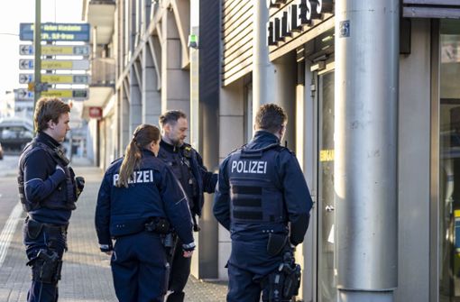 Beamten am Tag danach am Tatort Foto: dpa/Christoph Reichwein