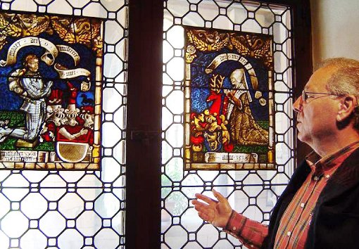 Herwart Kopp vor den Sulzer Kirchenfenstern  im Metropolitan Museum in New York. Links ist (Hans) Wilhelm von Weitingen zu sehen, rechts Barbara von Zimmern.  Foto: Kopp Foto: Schwarzwälder-Bote