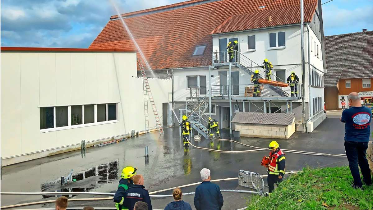 Feuerwehr Dürrenmettstetten: Glatttalübung: Mit vollem Einsatz zur Probe
