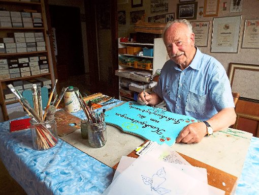 Paul Held in seinem Atelier: Der Hobbymaler und -schnitzer feiert heute seinen 80. Geburtstag. Foto: Schnurr Foto: Schwarzwälder-Bote