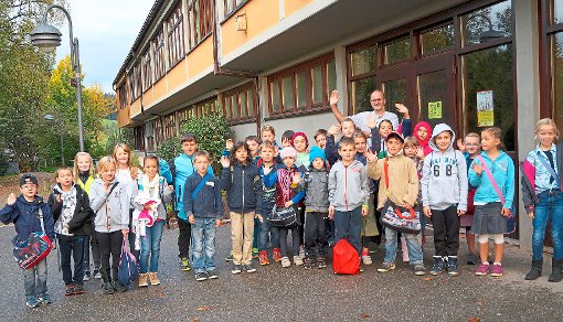 Schulkinder der Roggenbachschule feiern mit Schulleiter Martin Disch im Rahmen eines Zirkusprojekts das Jubiläum.  Fotos: Schlenker Foto: Schwarzwälder-Bote