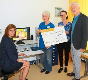 Christa Mohr-Folkmer, Margit Andre, Natalie Vetter  und  Gerhard Niemann (von links) sind vor einem PC-gestützten Lernprojekt zu sehen.  Foto: Kraushaar Foto: Schwarzwälder-Bote