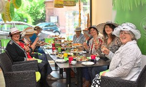 Mitglieder des Hut Clubs Stuttgart stärken sich bei einer Tea-Party während eines Ausflugs nach Bad Liebenzell und Schömberg mit Kaffee, Tee und Kuchen.  Foto: Fisel Foto: Schwarzwälder-Bote