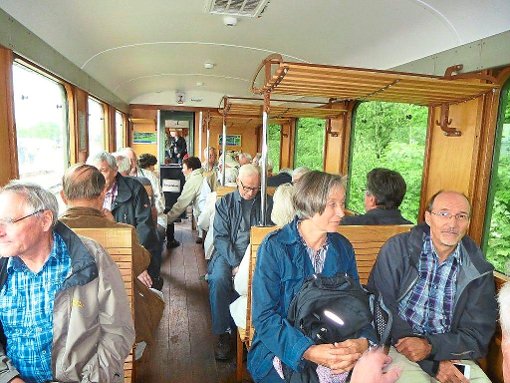 Mit der  romantischen Museumsschmalspurbahn war die Reha- und Behinderten-Sportgruppe unterwegs.   Foto: Heymann Foto: Schwarzwälder-Bote