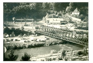 Die Stahl-Parallelgurtbrücke über die Kinzig (im Hintergrund ein Schienenbus) und der Zug nach Schramberg. Fotos: Stadt Schiltach Foto: Schwarzwälder-Bote