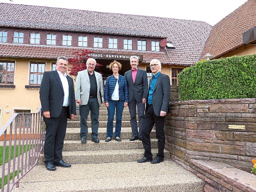 Machte sich von den Sanierungsplänen ein Bild vor Ort: die SPD-Kreistagsfraktion in Simmersfeld mit Bürgermeister Jochen Stoll (Zweiter von rechts). Foto: Privat Foto: Schwarzwälder-Bote