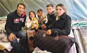 Die Familie Podujeva gehört zu den ersten Flüchtlingen in der Sammelunterkunft in Obertalheim. Foto: Hopp