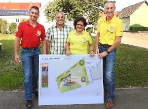 Von links: Marco Räffle, Hannes und Berta Scholtyssek und Ewald Hoffmann präsentieren den Plan. Foto: Hoffmann Foto: Schwarzwälder-Bote