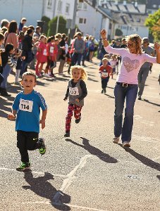 Viele Eltern begleiteten ihre Kinder auf der Laufstrecke und sorgten so für eine Extra-Motivation. Foto: Decoux-Kone