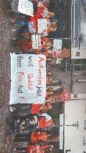 Am Unteren Ledereck in Calw machten Erzieherinnen auf ihr Anliegen aufmerksam.  Foto: privat Foto: Schwarzwälder-Bote