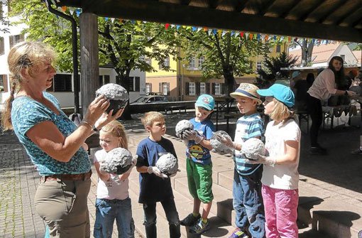 Naturpädagogin Dagmar Potten verarbeitet mit den Kindern Pappmaché. Foto: Broghammer