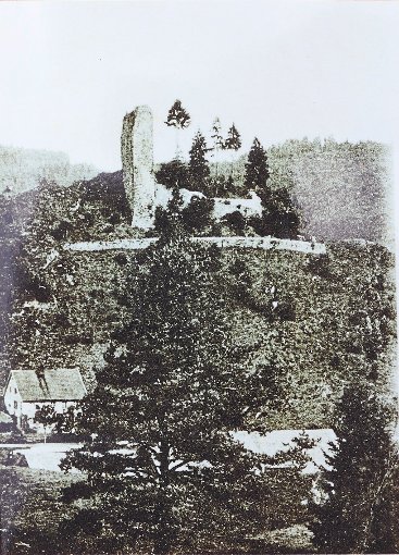 Auf älteren Postkarten von Hammereisenbach war die Burgruine Neu-Fürstenberg fast immer dabei. Foto: Schwarzwälder-Bote