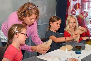 Bei den offenen Ateliers im Neckartal können auch die Besucher kreativ werden: Feen aus Märchenwolle wurden bei Sigrid Schneider-Hertkorn gebastelt.   Foto: Siegmeier Foto: Schwarzwälder-Bote