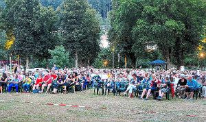 Viele Besucher kamen zum Open-Air-Kino des Jugendgemeinderates im Kurpark von Bad Liebenzell und genossen das besondere Ambiente. Foto: Kraushaar Foto: Schwarzwälder-Bote