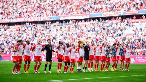 Die Spieler des FC Bayern bedanken sich nach dem Sieg gegen den 1. FC Köln bei den Fans. Foto: Tom Weller/dpa