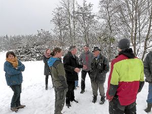 Kurt Faupel (Vierter von links) und die beauftragten Baumfäller diskutieren mit Anwohnern, darunter Karl Seeburger (mit Hut). Er hat Schilder mit  dem Durchmesser der gefällten Bäume aufgestellt.  Foto: Otto