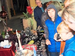 Die Angebote der Hobbykünstler lockten Besucher in großer Zahl zur  Neubulacher Faktorei.  Foto: Stocker Foto: Schwarzwälder-Bote