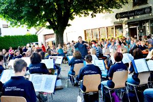 Polkas, Pop- und Marschmusik waren beim Sommerkonzert des Musikvereins Dormettingen vor dem Gasthaus Engel zu hören. Foto: Jenter Foto: Schwarzwälder-Bote